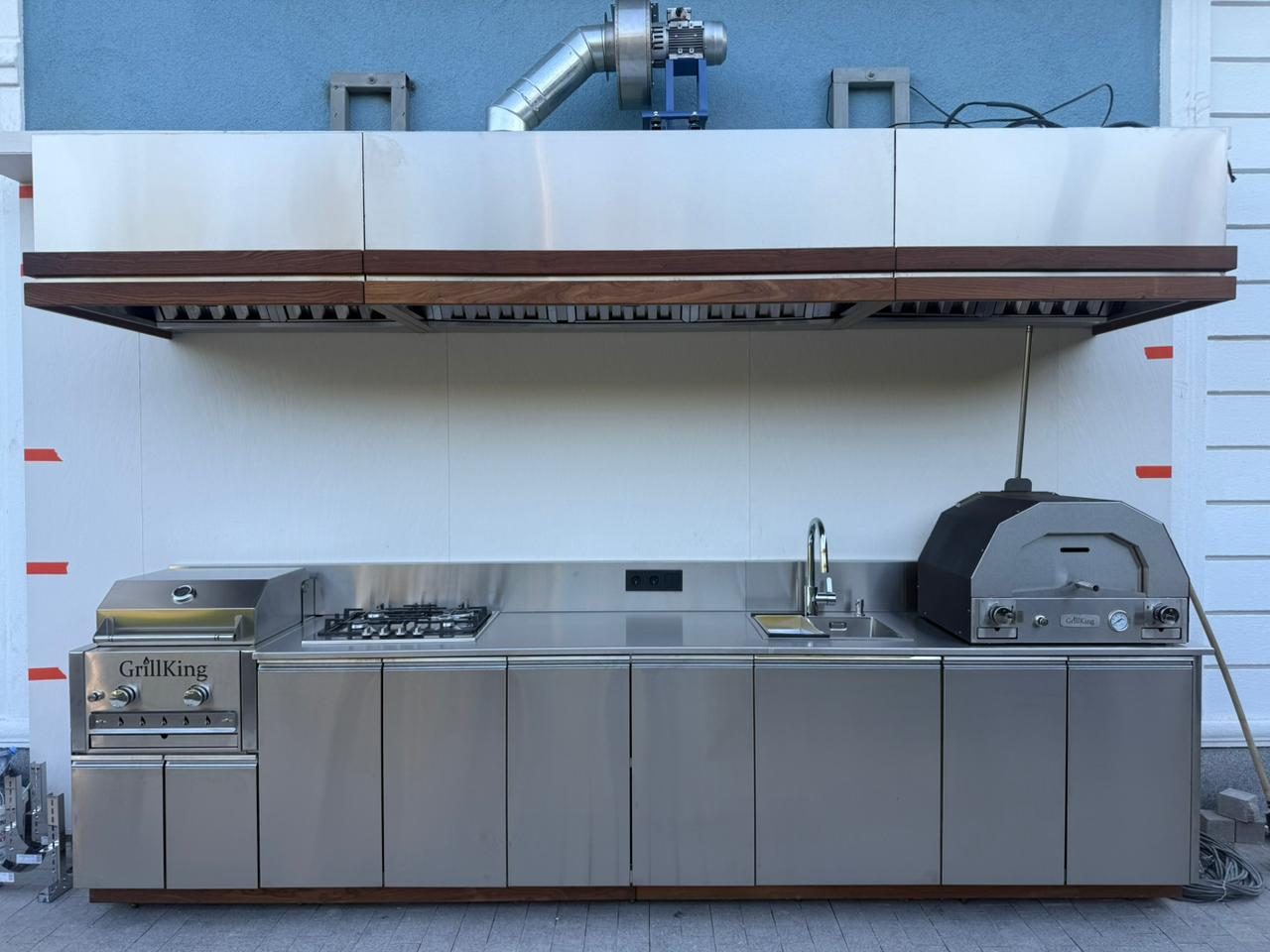 Вытяжка GrillKing с внешним вентилятором над стальной кухонной линией