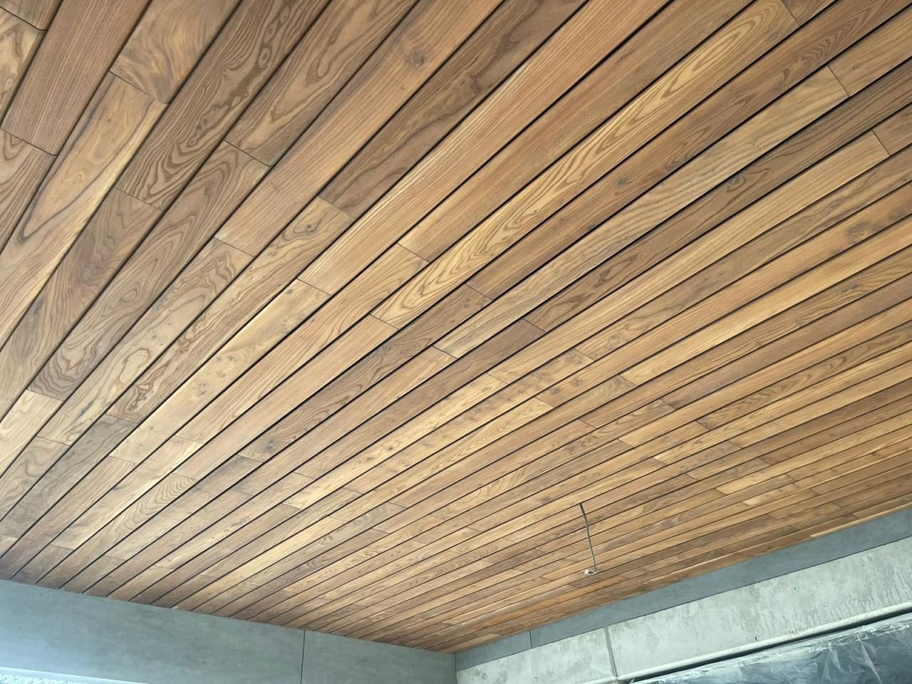 Потолок из термокарагача, диагональная раскладка